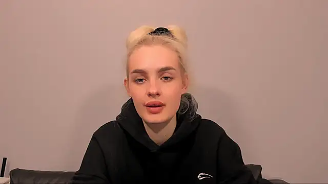 OliviaKisss online show from February 13, 2026, 8:20 pm