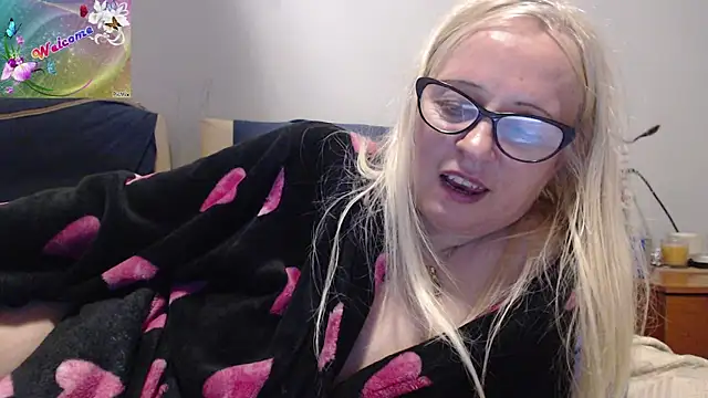 martachatte online show from October 31, 2025, 9:43 pm