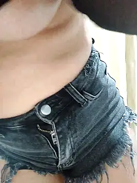 Snapshot of Yassmina11 chatting on November 21, 2025, 2:16 pm Yassmina11 online show from November 21, 2025, 2:16 pm