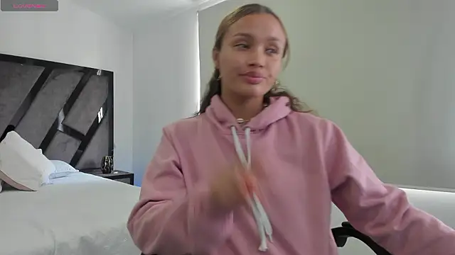 AnnieAndStefan online show from March 13, 2026, 2:33 pm