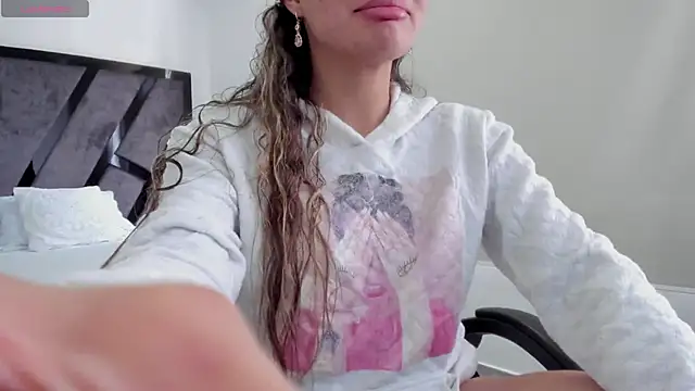 Snapshot of AnnieAndStefan chatting on November 7, 2025, 2:32 pm AnnieAndStefan online show from November 7, 2025, 2:32 pm