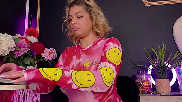 Snapshot of DeeaDiamondd chatting on November 9, 2025, 8:24 pm DeeaDiamondd online show from November 9, 2025, 8:24 pm