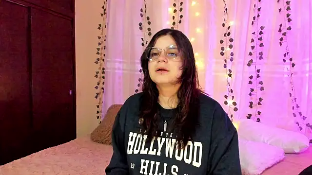 Snapshot of Mey_moon chatting on December 12, 2024, 11:25 pm Mey moon online show from December 12, 2024, 11:25 pm