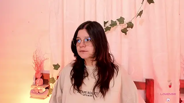 Snapshot of Mey_moon chatting on February 15, 2025, 8:23 pm Mey moon online show from February 15, 2025, 8:23 pm