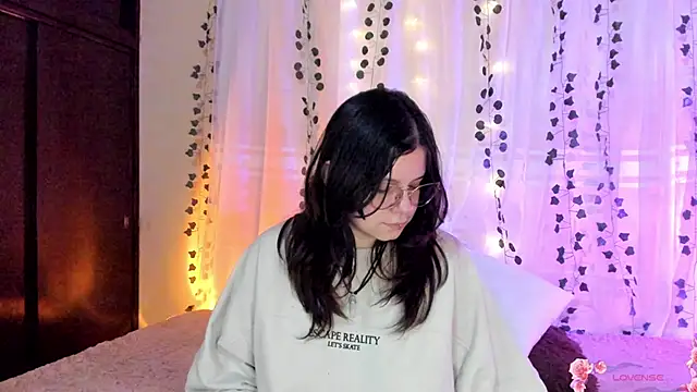 Snapshot of Mey_moon chatting on December 11, 2024, 11:21 pm Mey moon online show from December 11, 2024, 11:21 pm