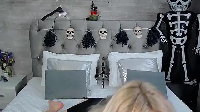 Snapshot of IsabellaDeRosa chatting on October 29, 2025, 8:57 am IsabellaDeRosa online show from October 29, 2025, 8:57 am