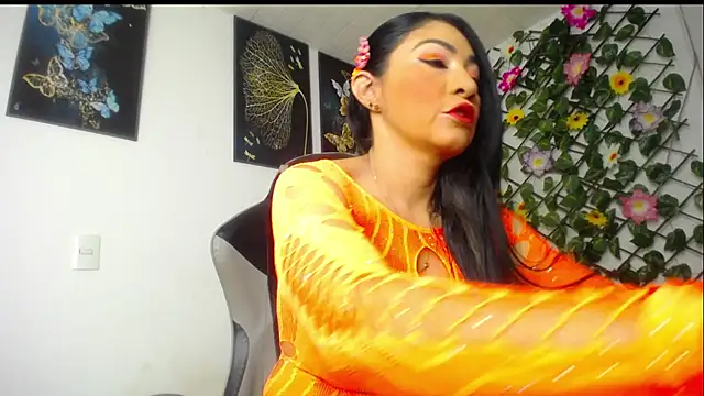 luzcastillo07 online show from November 8, 2025, 5:33 am