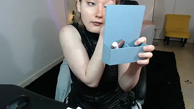 Snapshot of Crystal-dreamt chatting on December 3, 2025, 10:03 am Crystal-dreamt online show from December 3, 2025, 10:03 am