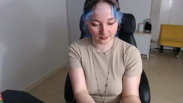 Snapshot of Crystal-dreamt chatting on November 4, 2025, 10:30 am Crystal-dreamt online show from November 4, 2025, 10:30 am