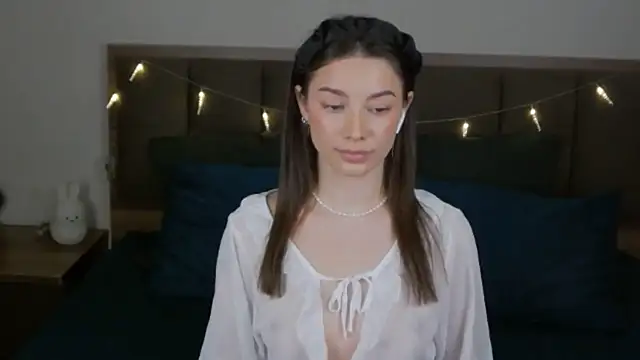 sinthiaroze online show from March 21, 2025, 5:56 pm