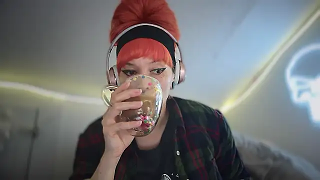 Snapshot of FRRANNKIE chatting on October 15, 2025, 8:33 am FRRANNKIE online show from October 15, 2025, 8:33 am