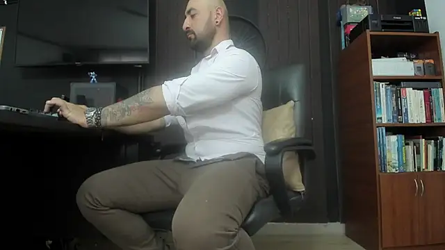 Snapshot of Leon_1234 chatting on November 18, 2025, 7:06 pm Leon 1234 online show from November 18, 2025, 7:06 pm