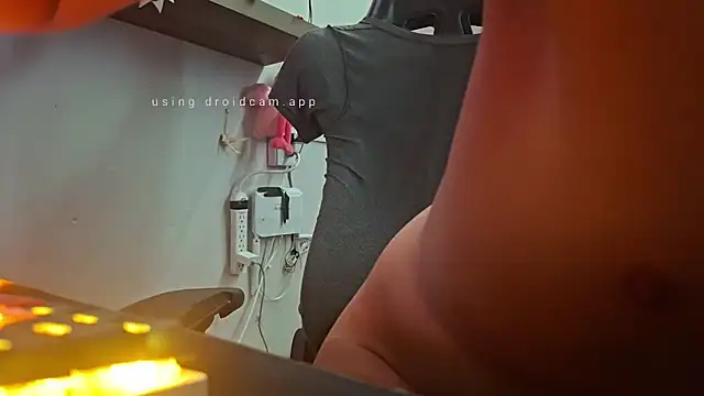 adri uwu online show from December 15, 2025, 2:28 am