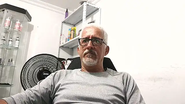 cenizo10124 online show from November 11, 2025, 9:42 pm