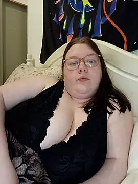 Sexycurvyemilyy online show from April 16, 2026, 9:39 pm