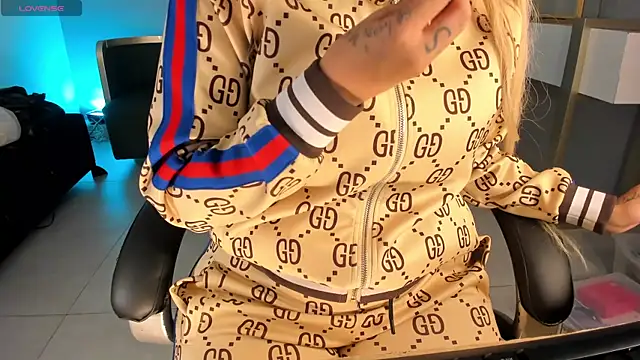 SophiePalmer online show from December 20, 2025, 12:08 pm