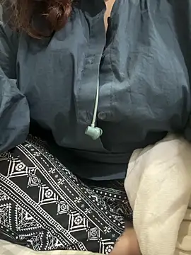 Snapshot of Sexybomb33 chatting on December 2, 2025, 2:08 pm Sexybomb33 online show from December 2, 2025, 2:08 pm