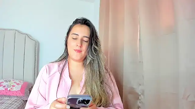 Snapshot of Hanna86 chatting on November 24, 2025, 7:03 pm Hanna86 online show from November 24, 2025, 7:03 pm