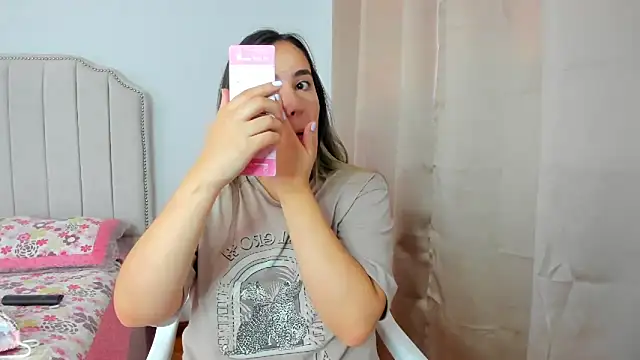 Snapshot of Hanna86 chatting on October 7, 2025, 8:43 pm Hanna86 online show from October 7, 2025, 8:43 pm