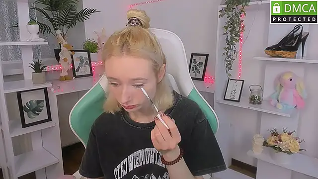 Snapshot of Katia_Kim chatting on October 23, 2025, 5:50 am Katia Kim online show from October 23, 2025, 5:50 am