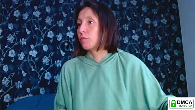 Snapshot of Sophi_Cute chatting on June 19, 2026, 12:33 pm Sophi Cute online show from June 19, 2026, 12:33 pm