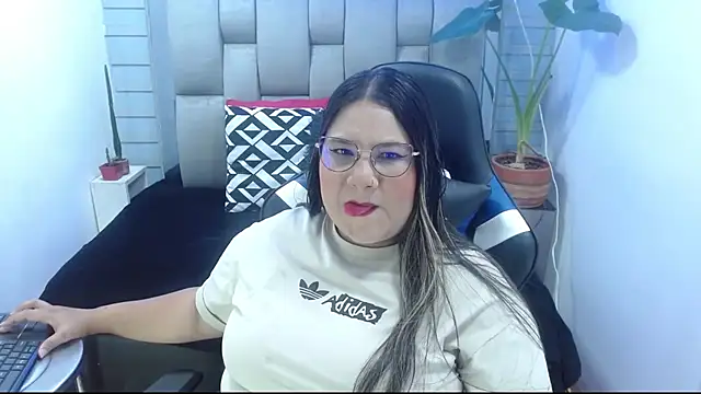 Snapshot of evelin_zaens chatting on June 24, 2026, 3:49 am evelin zaens online show from June 24, 2026, 3:49 am