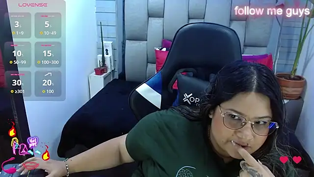 Snapshot of evelin_zaens chatting on August 3, 2026, 9:04 am evelin zaens online show from August 3, 2026, 9:04 am
