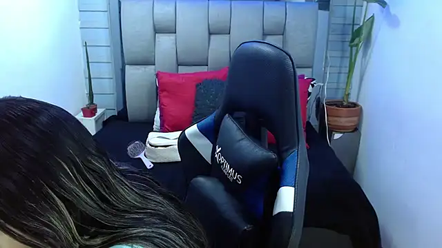Snapshot of evelin_zaens chatting on August 2, 2026, 4:44 am evelin zaens online show from August 2, 2026, 4:44 am