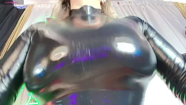 Snapshot of LatexDevil_Blondie chatting on February 27, 2025, 2:32 pm LatexDevil Blondie online show from February 27, 2025, 2:32 pm