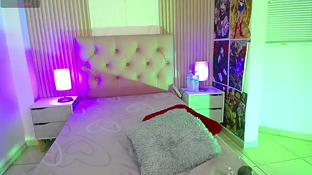 Snapshot of alicia_moom chatting on October 25, 2025, 2:39 pm alicia moom online show from October 25, 2025, 2:39 pm