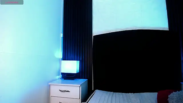 Snapshot of alicia_moom chatting on October 23, 2025, 7:56 pm alicia moom online show from October 23, 2025, 7:56 pm