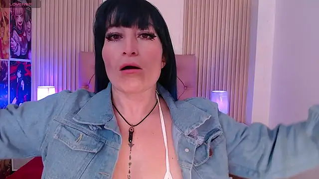 Snapshot of alicia_moom chatting on June 6, 2026, 7:52 pm alicia moom online show from June 6, 2026, 7:52 pm