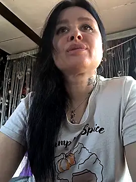 KikiXRed online show from May 6, 2026, 8:29 am