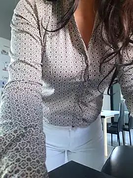 luxxe25 online show from November 26, 2025, 8:36 am