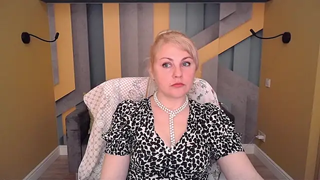 Candy Long online show from April 25, 2026, 5:43 am