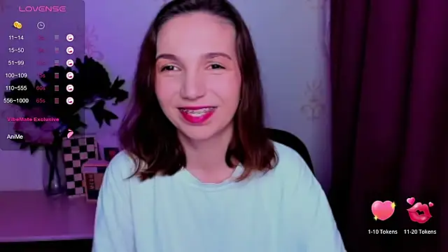 Snapshot of KindHazelHere_ chatting on July 7, 2026, 9:13 am KindHazelHere online show from July 7, 2026, 9:13 am
