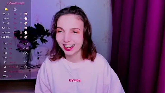 KindHazelHere  online show from April 26, 2026, 11:13 pm