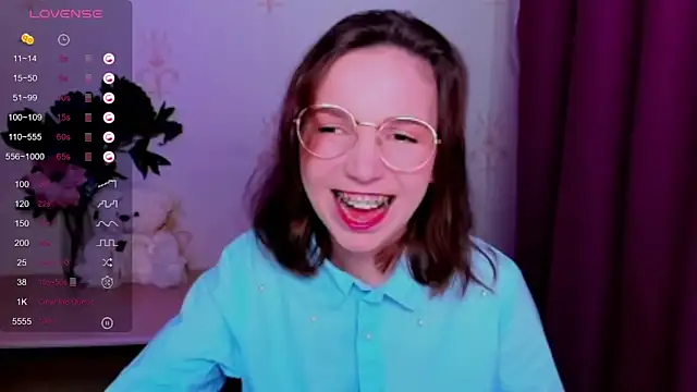Snapshot of KindHazelHere_ chatting on June 5, 2026, 7:19 pm KindHazelHere online show from June 5, 2026, 7:19 pm