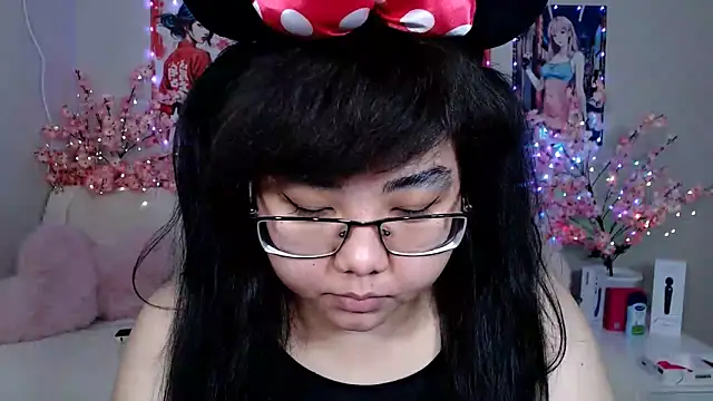 Snapshot of Moertomlly chatting on April 23, 2026, 3:24 am Moertomlly online show from April 23, 2026, 3:24 am
