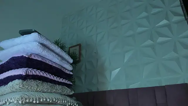 Snapshot of Hellen_Sky chatting on October 15, 2025, 6:05 pm Hellen Sky online show from October 15, 2025, 6:05 pm