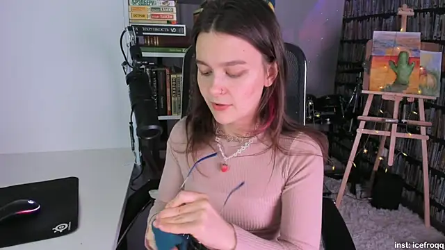 Snapshot of icefroqq chatting on February 3, 2025, 8:13 pm icefroqq online show from February 3, 2025, 8:13 pm