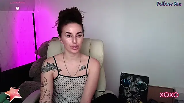 xx adrihanna xx online show from February 5, 2025, 1:00 pm