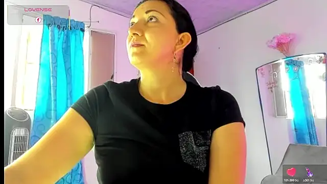 Snapshot of Angelblue_ chatting on July 14, 2026, 9:21 pm Angelblue online show from July 14, 2026, 9:21 pm