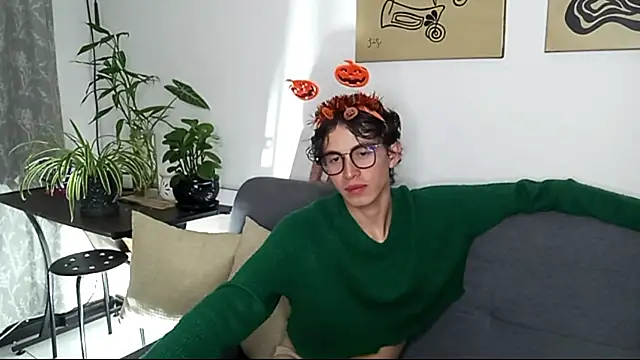 Snapshot of Norehg chatting on October 12, 2025, 8:37 am Norehg online show from October 12, 2025, 8:37 am