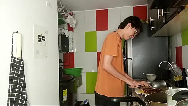 Snapshot of Norehg chatting on October 9, 2025, 8:37 am Norehg online show from October 9, 2025, 8:37 am