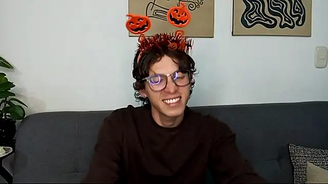 Snapshot of Norehg chatting on October 17, 2025, 11:28 pm Norehg online show from October 17, 2025, 11:28 pm