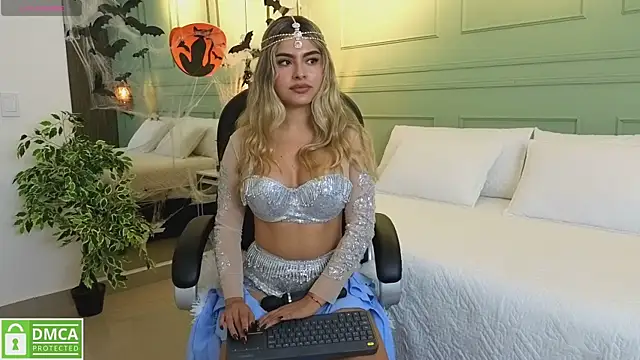 Snapshot of kataliina__ chatting on October 31, 2025, 12:02 pm kataliina online show from October 31, 2025, 12:02 pm