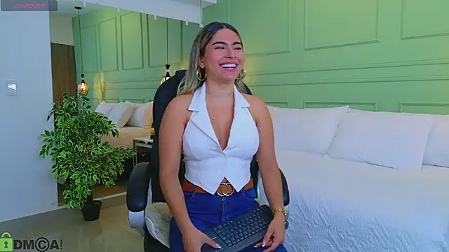 kataliina   online show from April 21, 2026, 12:01 pm