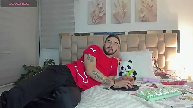 Snapshot of Vanessa_and_liam chatting on March 12, 2025, 5:46 am Vanessa and liam online show from March 12, 2025, 5:46 am