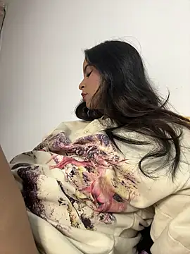 halley5  online show from October 15, 2025, 11:24 pm